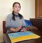 　脱線事故の負傷者らとしおり作りに取り組んでいる福田裕子さん＝兵庫県宝塚市