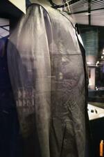 　米ＣＩＡの「博物館」に展示されていた、イラクのフセイン大統領のジャケット＝２月、バージニア州ラングレー（共同）