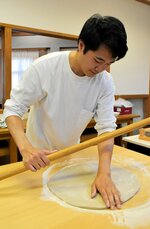そば職人を目指して修業を重ねる小浜さん＝８日、若桜町吉川の交流施設「寄来屋（よらいや）」