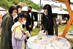 さまざまなジャンルの店舗が並び、にぎわったマルシェ＝６日、鳥取市東町２丁目の久松公園