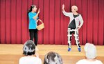 日本語会話の創作劇を披露する参加者＝香美町の小代区総合センター