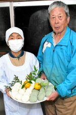 正月餅の注文を受け付ける国政隆昭代表（右）ら