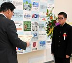 表彰される受賞者（右）