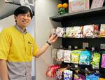 　グミの祭典「ロフト　グミウィーク」で「渋谷ロフト」の売り場を説明する担当者＝２０２５年３月、東京・渋谷