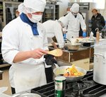 手際良く調理する生徒ら＝２７日、倉吉市の倉吉北高