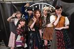 　ライブ後に取材に応じた「ＢｉＳ」のファーストサマーウイカ（右端）ら＝東京都新宿区