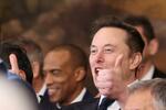 　２０日、米連邦議会で親指を立てるイーロン・マスク氏（ロイター＝共同）
