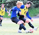 対人の強さを発揮してゴール前を守る二階堂（右）＝オールガイナーレＹＡＪＩＮフィールド