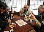 間違い探しで左右のイラストの異なるところを手話で表現し合う参加者