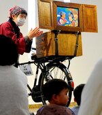 昔ながらの紙芝居に聞き入る来場者＝７日、鳥取市西町３丁目のわらべ館
