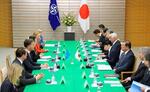 　ＮＡＴＯのルッテ事務総長（左手前から３人目）と会談する石破首相（右手前から３人目）＝９日午後、首相官邸