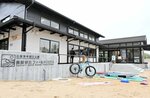 完成した鳥取砂丘フィールドハウス＝２１日、鳥取市浜坂