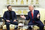 　１４日、米ホワイトハウスでエルサルバドルのブケレ大統領（左）と会談するトランプ大統領（ロイター＝共同）