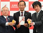 足羽教育長（中央）に目録を贈呈した藤井副会長（左）と小村社長