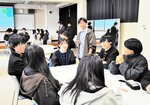 生徒との交流で会話を進める村尾さん（中央奥）ら＝１０日、新温泉町芦屋の浜坂高