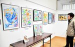子どもたちが生き生きと描いた作品が並ぶ会場＝新温泉町春来の春来地区公民館
