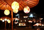 幻想的な光で境内を照らす和紙灯り＝１９日、鳥取県三朝町三朝の三朝神社