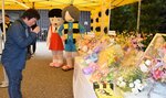 献花台に花束を手向けるファン＝３０日、境港市本町