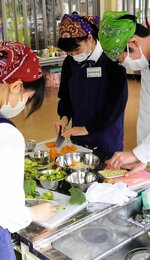 ブロッコリーなどの地元食材を使って料理する高校生