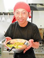 念願の牛骨ラーメンを開発した小山智也さん。牛のうま味を味わえると評判はいい＝朝来市和田山町枚田