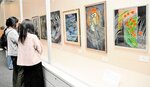 色彩豊かで細緻な意匠の七宝作品が並ぶ会場