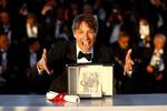 　第７７回カンヌ国際映画祭で最高賞パルムドールを受賞したショーン・ベイカー監督＝２５日、フランス・カンヌ（ロイター＝共同）