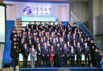 　「ＺＥＮ大」の入学式で記念写真に納まる入学者ら＝９日午後、東京都港区