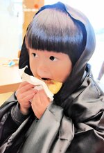 【おいしい！】限定販売されたおやきを頬張る子ども。新温泉町産のカボチャと但馬牛のしぐれ煮味の計２種類が用意され、好評だった