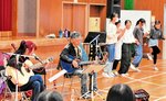 「ＬＩＫＥ　Ａ　ＣＨＩＬＤ」（手前）の歌声に合わせてダンスを披露する児童ら