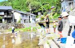 【釣れるかな】
親子で釣りに挑戦。浮きをじっと見つめて当たりを待つ