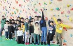 みんなで頑張ったよ！！　高い壁を登り終えた子どもたち。どことなく得意げな表情