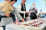 【無料振る舞いに行列】
釜揚げしたホタルイカ４千人分を無料で振る舞い。イベント終了時間まで長蛇の列ができた