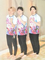 鳥取に拠点を移して活動する競泳の（左から）内山、林、堀田の３選手＝鳥取パジャ