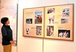 仲むつまじい２人の姿を捉えた写真などが並ぶ展示＝豊岡市日高町伊府の植村直己冒険館