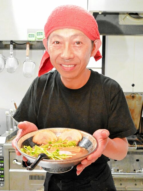 念願の牛骨ラーメンを開発した小山智也さん。牛のうま味を味わえると評判はいい＝朝来市和田山町枚田