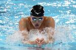 　男子４００メートル個人メドレー決勝　平泳ぎで力泳する松下知之＝パリ郊外（共同）
