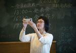 　「みんなでつくる中国山地」の学生メンバーたちの発表会をスマートフォンで記録する田中輝美。ローカルジャーナリストは「地域に暮らす者として、地に足を着けて生きているかどうかが問われる」＝２０２５年３月、島根県浜田市（撮影・今里彰利）