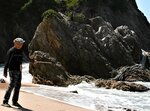 海岸に漂着した大量のロープ＝１７日、岩美町田後の大鴨ケ磯