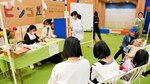 未来のショッピングセンター「リトルパータン」を楽しむ子どもたち＝２３日、倉吉市山根のパープルタウン