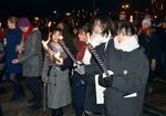 　受賞者を祝う恒例のたいまつ行列に参加する高校生平和大使の（右から）島津陽奈さん、甲斐なつきさん、大原悠佳さん、津田凜さん＝１０日、オスロ（共同）