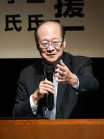 最新の治療薬や予防対策を解説する浦上教授＝２２日、安来市飯島町の市総合文化ホールアルテピア