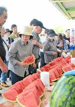  大勢の人でにぎわう無料のスイカ食べ放題コーナー＝２９日、北栄町妻波の大栄西瓜選果場 