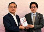 目録を手にする（左から）深沢市長と平儀野社長＝２５日、鳥取市役所