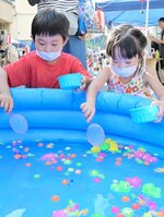 ねらって　真剣な表情でスーパーボールすくいに挑戦 