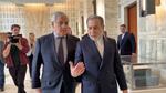 　１９日、イランのアラグチ外相（手前右）と会談するイタリアのタヤーニ外相＝ローマ（イタリア外務省提供・ロイター＝共同）