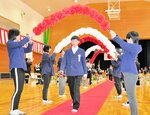 卒業証書を手に式典会場を後にする卒業生（中央）＝２１日、新温泉町桐岡の照来小