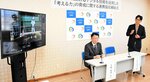 映像解析アプリについて説明する土井社長（右）＝９日、北栄町役場
