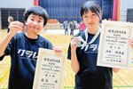 中学女子５８㌔級で準優勝した川本帆南美（右）と同男子６２㌔級３位の盛山凪＝山口県柳井市バタフライアリーナ