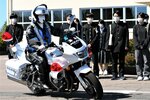 白バイの実演走行を見学する参加者＝２７日、鳥取市伏野の鳥取県警察学校