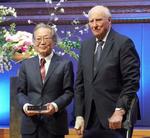 　アーベル賞を受賞しノルウェー国王ハラルド５世と写真に納まる京都大の柏原正樹特任教授＝２０日、オスロ（共同）